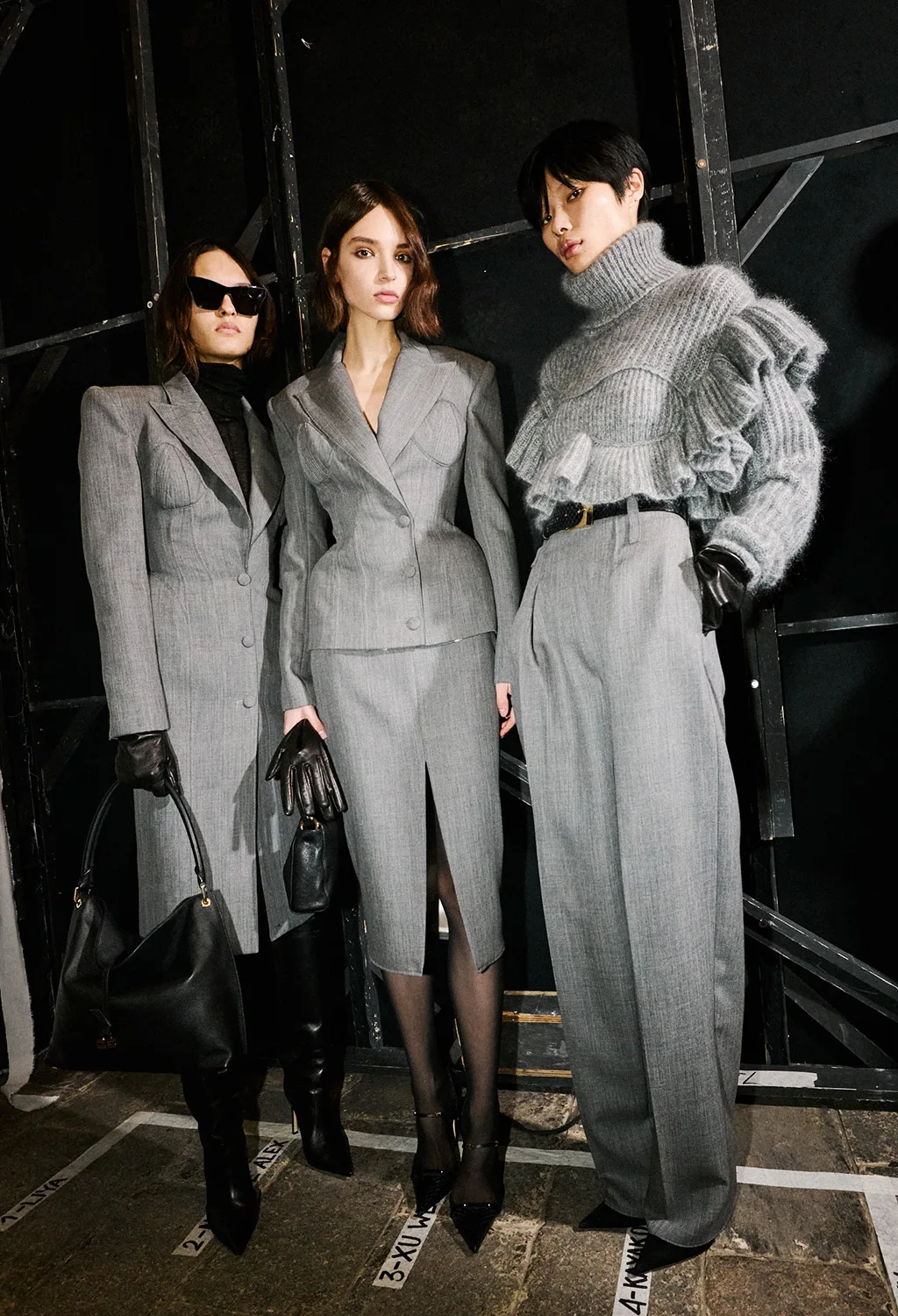 Elisabetta Franchi toamnă-iarnă 2026 — backstage, trei ținute în gri